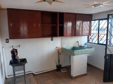 Casa remodelada de 4 recámaras, tres niveles en Ecatepec, a 5 minutos del Palacio Municipal