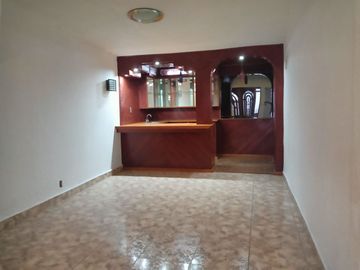 Casa remodelada de 4 recámaras, tres niveles en Ecatepec, a 5 minutos del Palacio Municipal