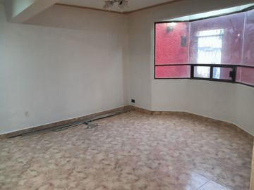 Casa remodelada de 4 recámaras, tres niveles en Ecatepec, a 5 minutos del Palacio Municipal