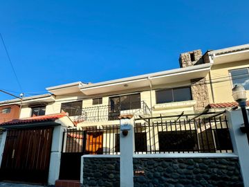 Casa EN VENTA de 4 DORMITORIOS en Urbanización ubicada a pocos pasos de la Av. Remigio Crespo y Av. Loja