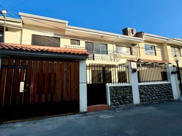 Casa EN VENTA de 4 DORMITORIOS en Urbanización ubicada a pocos pasos de la Av. Remigio Crespo y Av. Loja