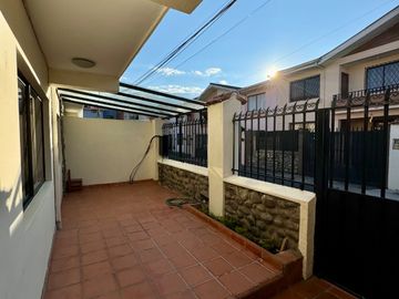 Casa EN VENTA de 4 DORMITORIOS en Urbanización ubicada a pocos pasos de la Av. Remigio Crespo y Av. Loja