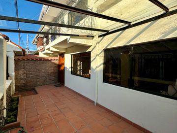Casa EN VENTA de 4 DORMITORIOS en Urbanización ubicada a pocos pasos de la Av. Remigio Crespo y Av. Loja