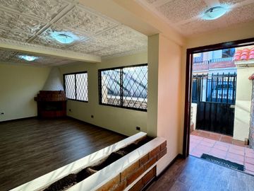 Casa EN VENTA de 4 DORMITORIOS en Urbanización ubicada a pocos pasos de la Av. Remigio Crespo y Av. Loja