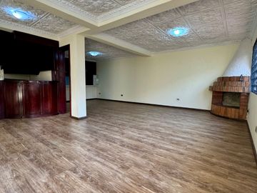 Casa EN VENTA de 4 DORMITORIOS en Urbanización ubicada a pocos pasos de la Av. Remigio Crespo y Av. Loja