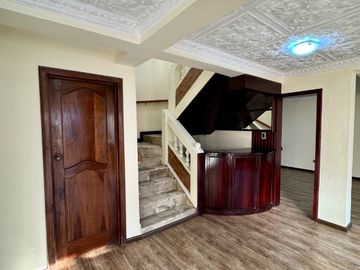 Casa EN VENTA de 4 DORMITORIOS en Urbanización ubicada a pocos pasos de la Av. Remigio Crespo y Av. Loja
