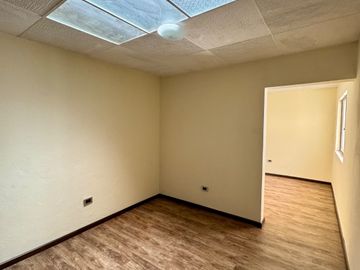 Casa EN VENTA de 4 DORMITORIOS en Urbanización ubicada a pocos pasos de la Av. Remigio Crespo y Av. Loja