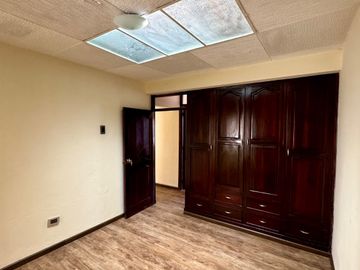 Casa EN VENTA de 4 DORMITORIOS en Urbanización ubicada a pocos pasos de la Av. Remigio Crespo y Av. Loja