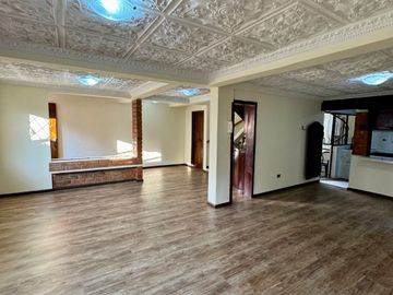 Casa EN VENTA de 4 DORMITORIOS en Urbanización ubicada a pocos pasos de la Av. Remigio Crespo y Av. Loja