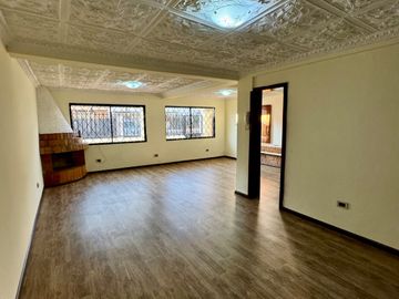 Casa EN VENTA de 4 DORMITORIOS en Urbanización ubicada a pocos pasos de la Av. Remigio Crespo y Av. Loja