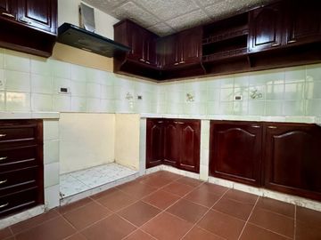 Casa EN VENTA de 4 DORMITORIOS en Urbanización ubicada a pocos pasos de la Av. Remigio Crespo y Av. Loja