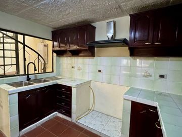 Casa EN VENTA de 4 DORMITORIOS en Urbanización ubicada a pocos pasos de la Av. Remigio Crespo y Av. Loja