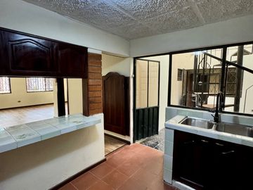 Casa EN VENTA de 4 DORMITORIOS en Urbanización ubicada a pocos pasos de la Av. Remigio Crespo y Av. Loja