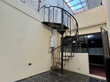 Casa EN VENTA de 4 DORMITORIOS en Urbanización ubicada a pocos pasos de la Av. Remigio Crespo y Av. Loja