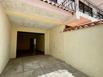 Casa EN VENTA de 4 DORMITORIOS en Urbanización ubicada a pocos pasos de la Av. Remigio Crespo y Av. Loja