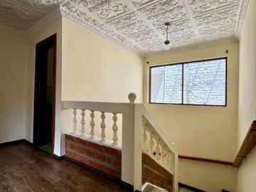 Casa EN VENTA de 4 DORMITORIOS en Urbanización ubicada a pocos pasos de la Av. Remigio Crespo y Av. Loja