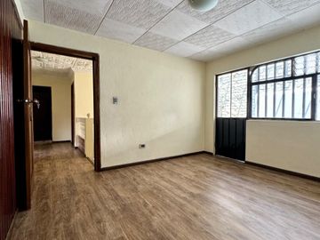 Casa EN VENTA de 4 DORMITORIOS en Urbanización ubicada a pocos pasos de la Av. Remigio Crespo y Av. Loja