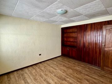 Casa EN VENTA de 4 DORMITORIOS en Urbanización ubicada a pocos pasos de la Av. Remigio Crespo y Av. Loja