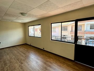 Casa EN VENTA de 4 DORMITORIOS en Urbanización ubicada a pocos pasos de la Av. Remigio Crespo y Av. Loja