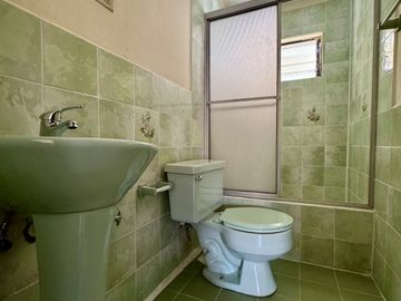 Casa EN VENTA de 4 DORMITORIOS en Urbanización ubicada a pocos pasos de la Av. Remigio Crespo y Av. Loja