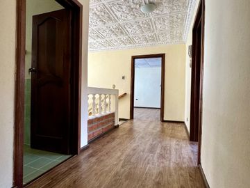 Casa EN VENTA de 4 DORMITORIOS en Urbanización ubicada a pocos pasos de la Av. Remigio Crespo y Av. Loja