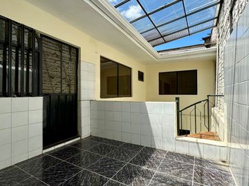 Casa EN VENTA de 4 DORMITORIOS en Urbanización ubicada a pocos pasos de la Av. Remigio Crespo y Av. Loja