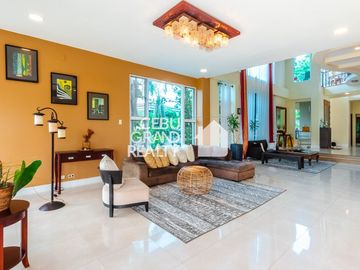 Exquisite Home with Grand Features and Outdoor Bliss in Maria Luisa Park
