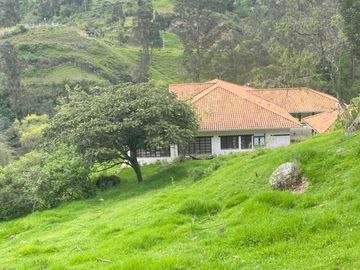 Oportunidad Finca en venta con 7.5 hectáreas de terreno y elegante casa a 8km de Gualaceo