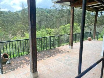 Oportunidad Finca en venta con 7.5 hectáreas de terreno y elegante casa a 8km de Gualaceo
