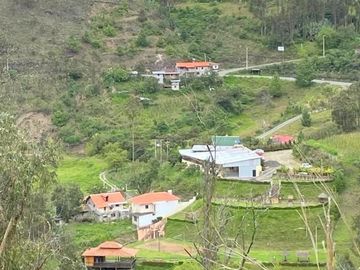 Oportunidad Finca en venta con 7.5 hectáreas de terreno y elegante casa a 8km de Gualaceo