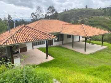 Oportunidad Finca en venta con 7.5 hectáreas de terreno y elegante casa a 8km de Gualaceo