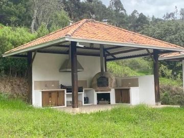 Oportunidad Finca en venta con 7.5 hectáreas de terreno y elegante casa a 8km de Gualaceo