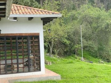 Oportunidad Finca en venta con 7.5 hectáreas de terreno y elegante casa a 8km de Gualaceo