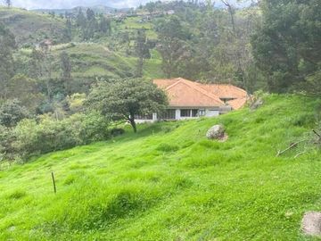 Oportunidad Finca en venta con 7.5 hectáreas de terreno y elegante casa a 8km de Gualaceo