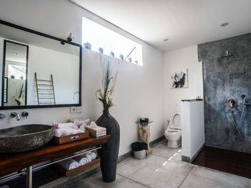 For Sale: Luxurious 4-Bedroom Villa in Central Seminyak Near the Beach – Perfect for Investment