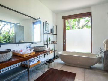 For Sale: Luxurious 4-Bedroom Villa in Central Seminyak Near the Beach – Perfect for Investment