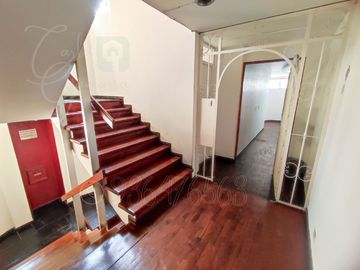 ALQUILER DE OFICINA EN EXCELENTE UBICACIÓN - PISO 4 SIN ASCENSOR