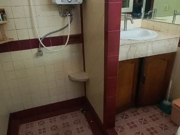 Rumah Lingkungan Ekspatriat Pejabat Area Jati Padang, 90 Meter Ke Jatipadang Raya, Bisa Beli 30 Persen Tanahnya
