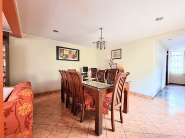 VENDO AMPLIA CASA EN CARABAYLLO