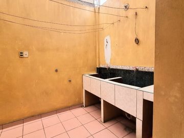 VENDO AMPLIA CASA EN CARABAYLLO