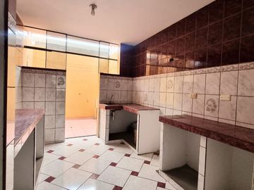 VENDO AMPLIA CASA EN CARABAYLLO
