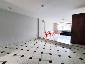 VENDO AMPLIA CASA EN CARABAYLLO