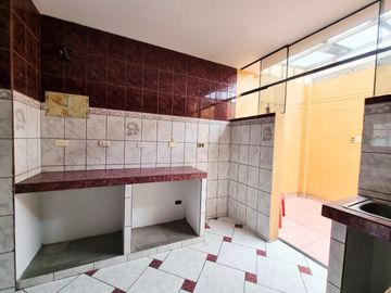 VENDO AMPLIA CASA EN CARABAYLLO