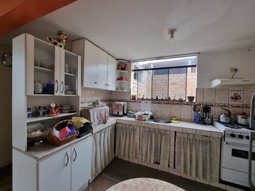 VENDO AMPLIA CASA EN CARABAYLLO