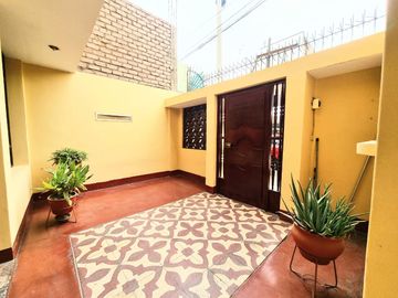 VENDO AMPLIA CASA EN CARABAYLLO