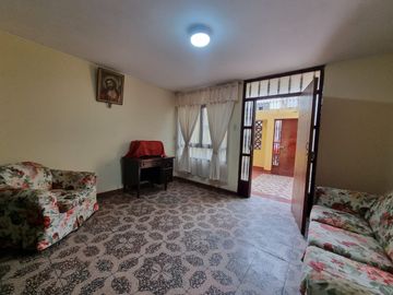 VENDO AMPLIA CASA EN CARABAYLLO
