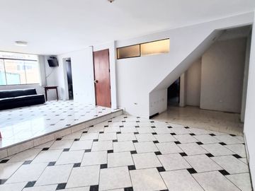 VENDO AMPLIA CASA EN CARABAYLLO