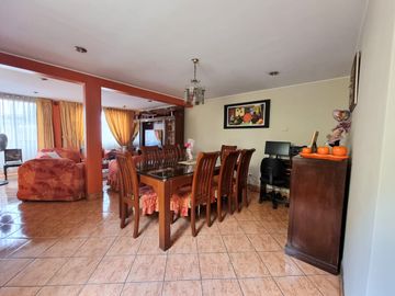 VENDO AMPLIA CASA EN CARABAYLLO