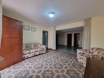 VENDO AMPLIA CASA EN CARABAYLLO