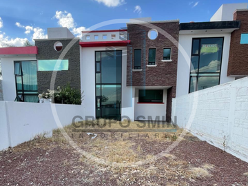 CASA EN VENTA EN SOLARES BANTHI SAN JUAN DEL RÍO